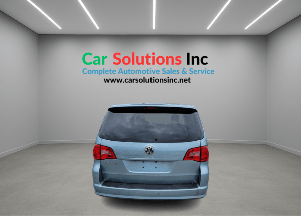 2009 Volkswagen Routan S - Image 6