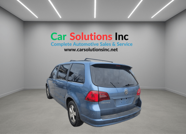 2011 VW Routan SE - Image 11