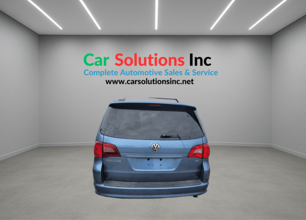 2011 VW Routan SE - Image 12