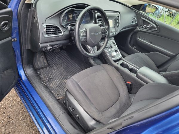 2015 Chrysler 200 Limited - Image 11