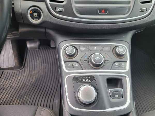 2015 Chrysler 200 Limited - Image 10