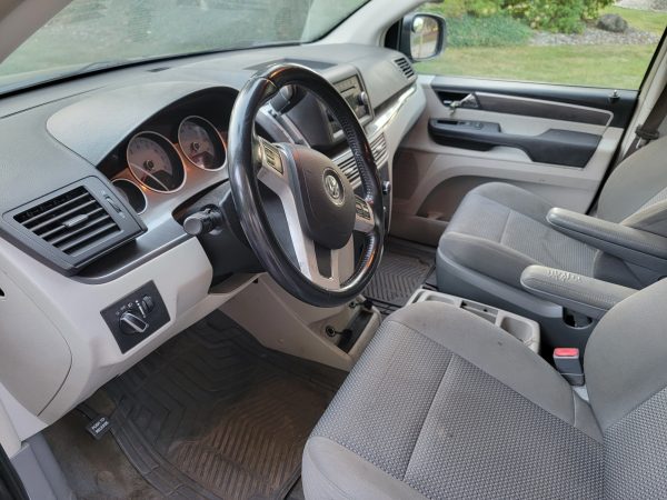 2013 Volkswagen Routan S - Image 8