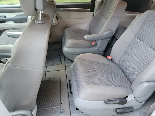 2013 Volkswagen Routan S - Image 10